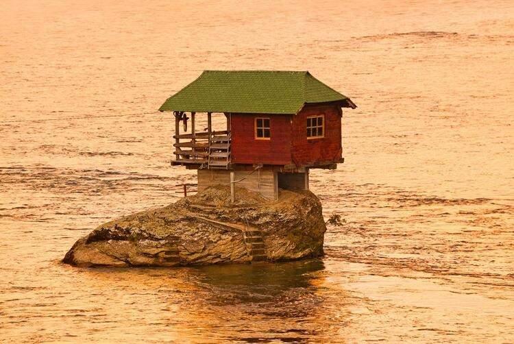 <p>Rock House </p>
<p>Sırbistan'da Drina Nehri'ndeki ilginç ev, turistlerin ilgi odağı konumunda. Nehrin ortasında bulunan bir kayalığın üzerindeki ahşap ev, National Geographic sitesinde yayımlanınca bir anda fenomen haline gelmişti. Özellikle evin 45 yıl öncesine dayanan ilginç bir hikâyesi de var.</p>