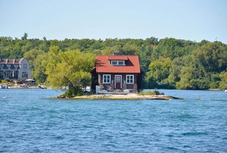 <p>Tek Oda Yeter Adası / Just Room Enough Island</p>

<p>Just Room Enough Island (Tek Oda Yeter Adası) üzerinde yaşam olan dünyanın en küçük adası. ABD’nin New York eyaletine bağlı Alexandria Körfezi’nde bulunuyor. Tenis kortu büyüklüğündeki ada, St. Lawrence Nehri üzerinde yer alıyor. 306 metrekare genişliğindeki adada bir ev ve bir ağaç var. Ada, 1950 yılında Sizelands ailesi tarafından satın alınmış ve hafta sonu tatili için kullanılıyor.</p>
