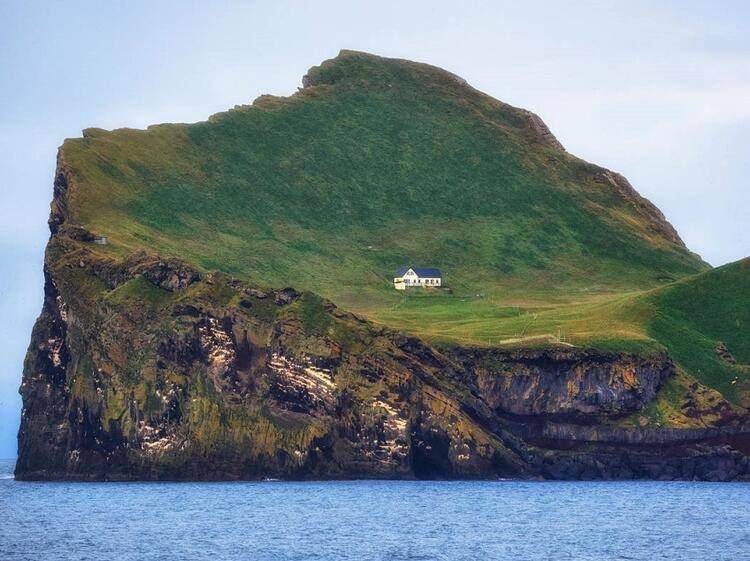 <p>Ellidaey Adası üzerindeki ev </p>
<p>İzlanda güney sahil bölgesi Vestmannaeyjar'da dünyanın en güzel adaları bulunuyor. Bu bölgede Ellidaey adıyla adlandırılan doğaüstü güzellikte bir ada var ve bu adanın varlığı fotoğraflarda ya da haritalarda belli olmuyor. Hatta bu adadaki ev görenleri hayrete düşürüyor. Üç yüz yıl önce bu adada sadece beş aile yaşıyormuş. Geçimlerini balıkçılıkla sağlayan bu aileler 1930′lu yıllardan sonra tek bir ev halkına bırakmışlar adayı.</p>