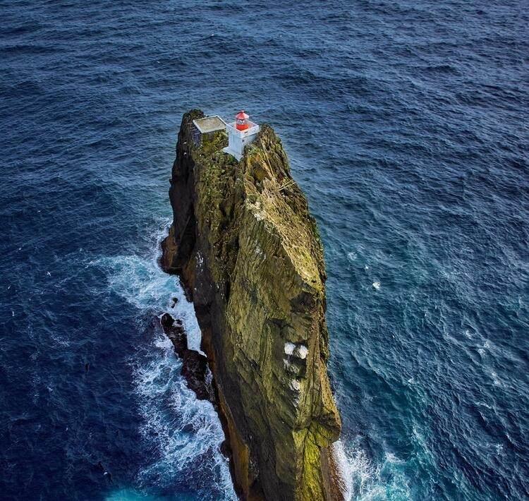 <p>Thridrangar Deniz Feneri </p>
<p>Denizin ortasındaki bu deniz fenerinin 1939 yılında inşa edildiği geçiyor birçok yabancı kaynaklarda... İzlanda'daki Vestmann adaları'nda bulunuyor. En büyük özelliği dünyada en yükseğe inşa edilen deniz feneri olması… Bu küçük adacığa helikopterle ulaşılıyor. Bu izole yerde bir yaşayan var mı tam olarak bilinmiyor.</p>