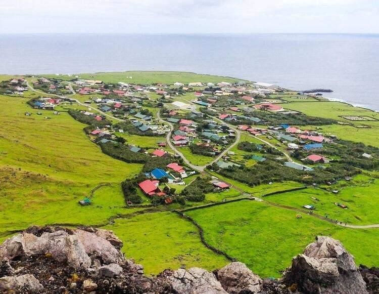 <p>Tristan da Cunha </p>
<p>Atlantik Okyanusu'nun güneyinde yer alan ada kümesi Tristan da Cunha, İngiliz Milletler Topluluğu'na bağlı ve dünyanın ulaşılması en zor yeri olarak kabul ediliyor. Sadece 300 kişinin yaşadığı adaya en yakın yerleşim yeri ise 2800 kilometre uzaklıktaki Edinburgh of the Seven Seas… İlk yerleşen Amerikalı! Sadece iki yıl dayanabildi…</p>