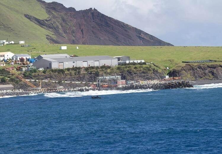 <p>Adanın diğer bölümlerinde yaşayan bulunmuyor. Tristan da Cunha Adası’nda bir kafe, küçük bir market, yüzme havuzu, yerel bir radyo istasyonu (Haftada dört gün yayın yapıyor), bir okul, bir hastane, bir postane, ufak bir müze, iki kilise ve bir bar mevcut. Tristan da Cunha’daki tek liman ise Calshot Limanı… Yalnız adalara herhangi bir hava ulaşımı söz konusu değil. Yılda bir kez uğrayan RMS St. Helena adlı tek yük gemisi posta, konserve gıda, videolar, kitaplar-dergiler, tıbbi ürünler ve ara sıra ziyaretçi getiriyor Adaya girmek için İngiltere vizesi şart…</p>
<p> </p>