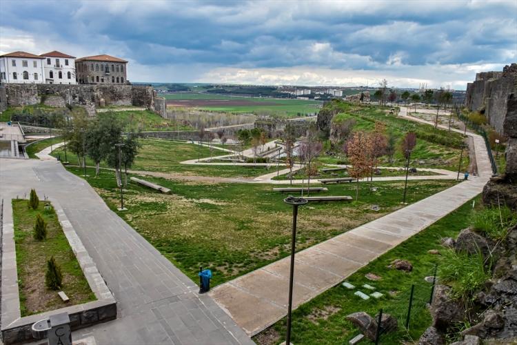 <p>Hasan Paşa Hanı ve tarihi Ongözlü Köprü çevresinde bulunan kafe, çay bahçesi ve lokantaların da faaliyetlerine geçici süre ara vermesi nedeniyle bu alanlarda da sosyal yaşam sona erdi.</p>
<p> </p>