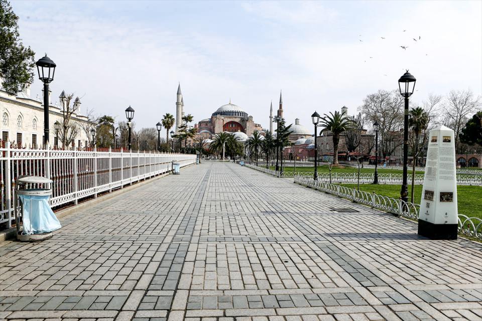 <p>Koronavirüs önlemleri kapsamında vatandaşların sokağa çıkmaması için yapılan çağrılar doğrultusunda Tarihi Yarımada, Beşiktaş ve Taksim'de yaşlı vatandaşlar çağrıya uyarak evinde kaldı.</p>

<p> </p>
