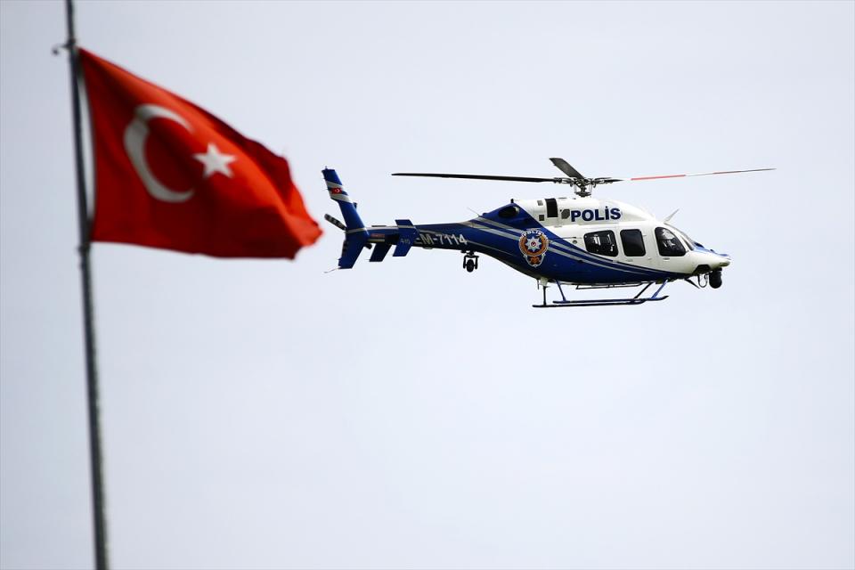 <p>Adana'da yeni tip koronavirüsle (Kovid-19) mücadele tedbirleri kapsamında polis havadan, karadan ve sudan "evde kal" uyarısı yaptı.</p>