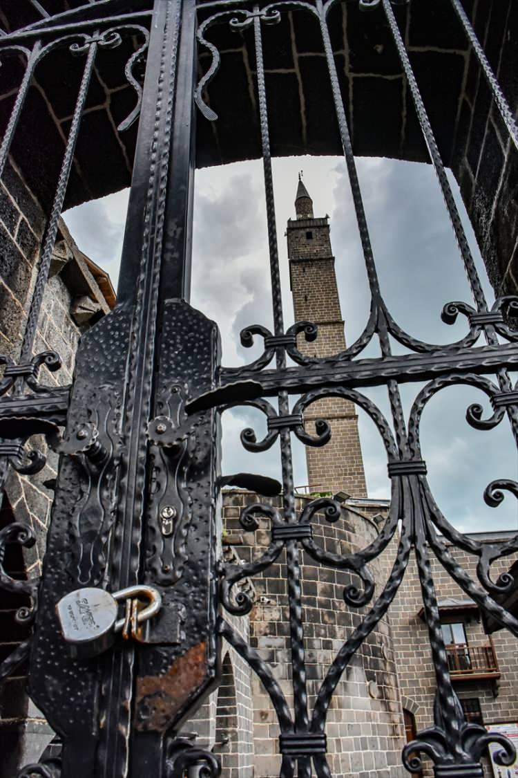 <p>Sur ilçesinde tespih satan Nuri Tunç, AA muhabirine yaptığı açıklamada, insan yoğunluğunun azalmasıyla iş yerini günün belirli saatlerinde kısa süreliğine açtığını söyledi.</p>
<p> </p>