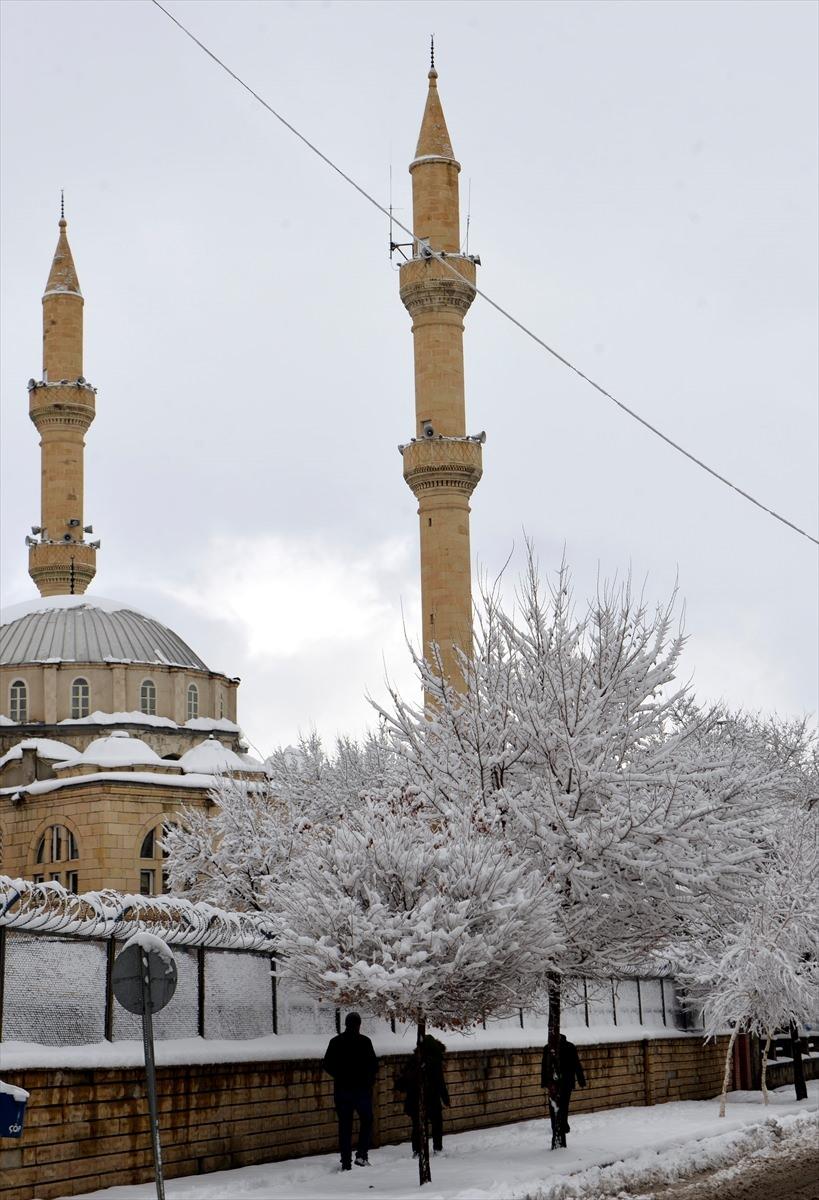 <p>Kentte dün akşam saatlerinde başlayan sağanak yerini geç saatlerde kar yağışına bıraktı. Aralıklarla yağan kar, sabah saatlerine kadar etkisini sürdürdü.</p>

<p> </p>
