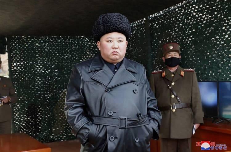 <p><strong>TRUMP'IN TEKLİFİNE KARŞILIK VERMEDİ </strong><br />
ABD Başkanı Donald Trump, Kuzey Kore lideri Kim Jong-un'a mektup göndererek yeni tip corona virüs (Covid-19) ile mücadelede iş birliği teklif etmişti. Kuzey Kore yönetimi, ABD'nin bu önerisine karşılık vermedi.</p>