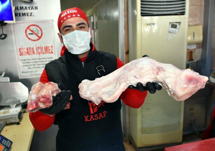 <p>Kasaptan dana kemiği alan Melike Duman, "Özellikle kış aylarında tüm yemeklerimi kemik suyu ile yapıyorum. Dana kemiğinde ilik var ve doktorlarımın dediğine göre bağışıklık sistemini güçlendirdiği için çok faydalı. 6 ile 8 saat kaynattıktan sonra başta çorba olmak üzere tüm yemeklerde kullanıyorum. Haftanın üç günü hem et ürünlerimi hem de kemiğimi alıyorum" diye konuştu. </p>