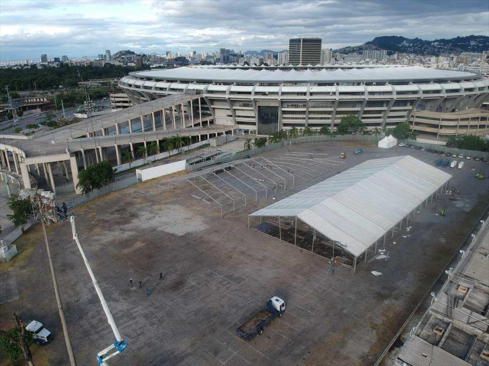 <p>Brezilya basınında yer alan haberlerde, Maracana Stadı'nda Kovid-19 hastalarının kalacağı 400 yataklı geçici bir hastane kurulacağı belirtildi. </p>
