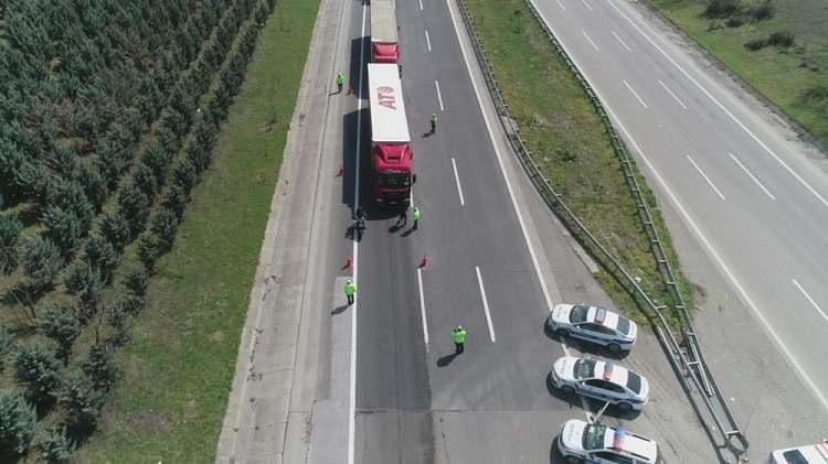 <p>Şehir içinde yapılan uygulamalarda ise kontrol edilen 4 bin 757 araçtan 57'sine kabahatler kanunundan 74'üne ise trafik kurallarını ihlalden cezai işlem yapıldı. </p>