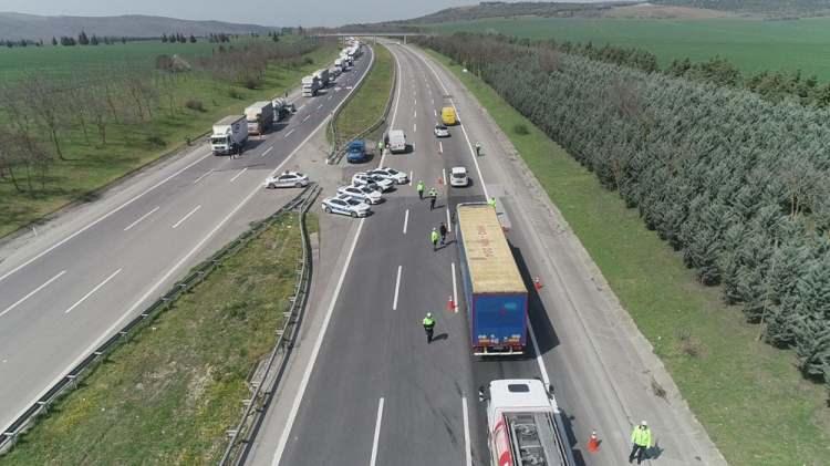 <p>Ayrıca 162 araca trafik kurallarını ihlalden, 129 yolcuya da kabahatler kanunundan işlem uygulandı bunun yanı sıra sağlık ekipleri tarafından tüm sürücü ve yolcuların ateşleri ölçülerek gerekli önlemler alındı diye konuştu.</p>