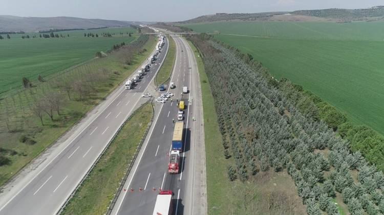 <p>Uygulamaları titizlikle sürdüren Trafik Denetleme Şube Müdürlüğü ekiplerinden Başkomiser Emre Şen, “İstanbul'un 2019 Mart ayı ile 2020 yılını trafik kazaları kıyaslandığında 2019 Mart ayında ölümlü kaza 8'den 4'e, ölü sayısı 9'dan 4'e düşmüştür. Yaralamalı kazalar ise 935'den 696'ya, yaralı sayısı ise 1298'den 934'e inmiştir” diye konuştu.</p>