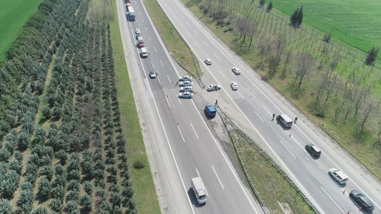 <p>Öte yandan sebze-meyve, gıda ve ilaç tedariki yapan araçların il girişinde oluşturulan ek şeritten transit olarak geçiş yaptığı belirtilerek <strong>"Biz sizin için yollardayız siz evinizde kalın"</strong> çağrısında bulunuldu.</p>