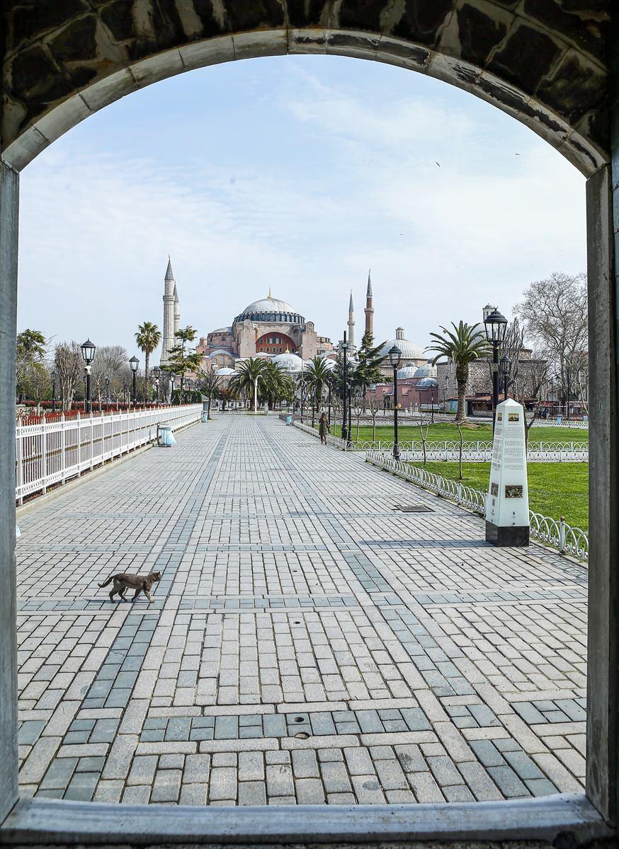 <p>Bu kapsamda, Eminönü Meydanı ve sahili, Sarayburnu sahili, Yeni Cami civarı, Ayasofya önü, Sultanahmet Meydanı, Topkapı Sarayı girişi önünün sakin olduğu görüldü.</p>
