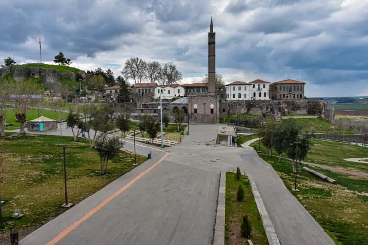 <p>Cahit Sıtkı Tarancı Müze Evi, Ahmet Arif Edebiyat Müze Kütüphanesi ile Diyarbakır Kültür Evinin de tedbirler kapsamında geçici süre kapatılmasının ardından söz konusu tarihi mekanların bulunduğu sokak sessizliğe büründü. </p>
