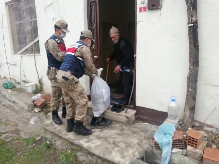 <p>Erzurumlu yaşlı kişinin gönlünde taht kuran Mehmetçiğin traktör ile tarlayı sürerken çekilen görüntüleri sosyal medyada büyük beğeni topladı.</p>