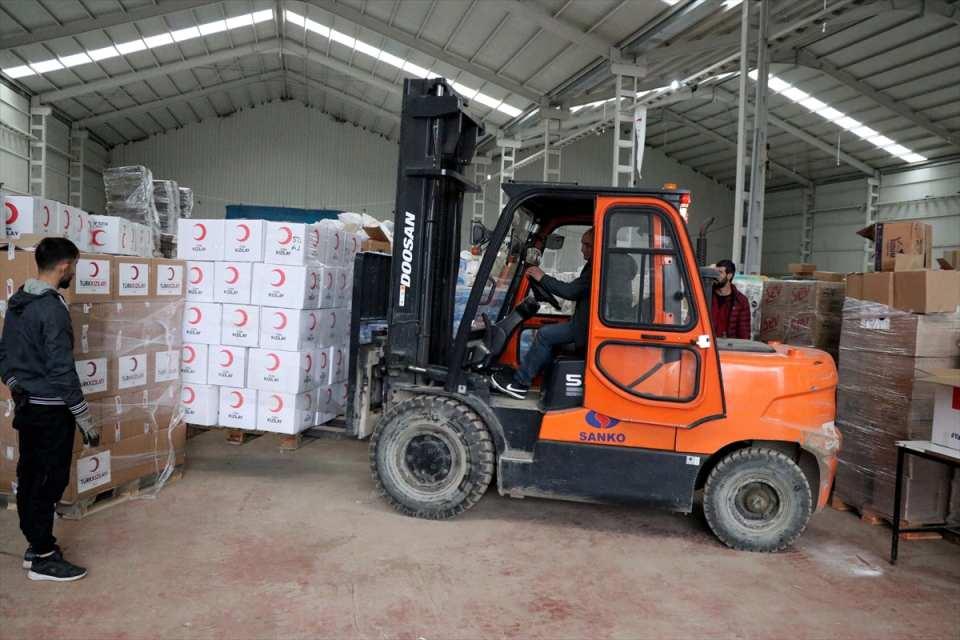 <p>Paketler içerisinde diş macunu, diş fırçası, sabun, el dezenfektanı, kolonya gibi hijyen malzemeleri bulunuyor. Kızılay olarak sizler için dışarıdayız, sizler de evinizde kalın Türkiyem" dedi.</p>
<p> </p>