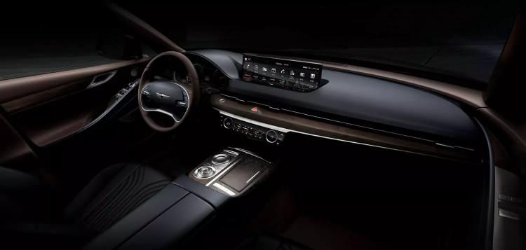 <p>Üçüncü nesil Genesis G80’in kaputu altında <strong>2.5 litre dört silindirli</strong> turbo benzinli ünite bulunuyor. 300 beygir güç ve 420 Nm tork üreten bu motorun yanı sıra müşteriler, 375 beygir güç ve 530 Nm tork üreten <strong>3.5 litre turbo V6 </strong>üniteyi de tercih edebiliyor. Bunların yanı sıra 210 beygir güç ve 440 Nm tork üreten <strong>2.2 litre dört silindirli dizel </strong>seçeneği de mevcut. Standart olarak arkadan itişli yapıya sahip olan lüks sedanda dört tekerlekten çekiş seçeneği de sunulacak.</p>