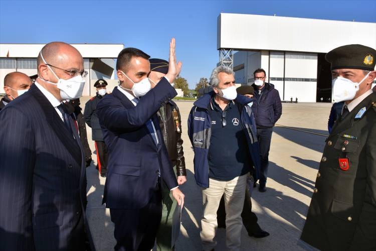 <p><strong>"Birçok İtalyan'a derman olacak"</strong></p>

<p>Esenli, bu karşılamada İtalya Dışişleri Bakanı Di Maio ve İtalya Genelkurmay Başkanı General Vecciarelli'nin hazır bulunduğuna dikkati çekerek, şunları kaydetti:</p>

<p> </p>

<p>"Onlar da biraz önce Türkiye'nin yaptığı bu yardımın kendileri açısından ne kadar önemli olduğunu vurguladı. Sayın Cumhurbaşkanımıza, Milli Savunma Bakanımıza ve Dışişleri Bakanımıza en içten kalbi dileklerini yollamamı istediler. </p>
