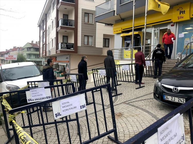 <p>İstanbul Emniyet Müdürlüğü ekipleri, Kovid-19 tedbirleri kapsamında PTT önlerinde sosyal mesafe ve hijyen tedbirlerine uyulması konusunda vatandaşlara uyarıda bulundu.</p>

<p> </p>
