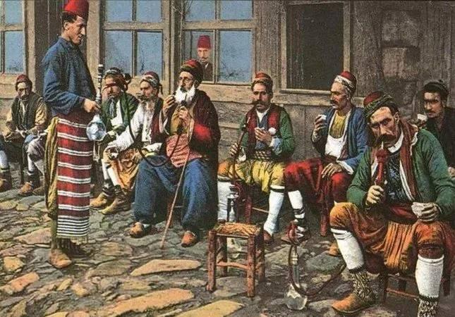 <p>Ancak tarihten gelen Türk yardımseverliği burdada kendini gösterir ve Sultan Abdülmecid, kendisine yapılan herhangi bir yardım talebi olmamasına rağmen harekete geçerek, İrlanda halkına o dönem için oldukça önemli bir rakam olan 10 bin sterlinlik yardımda bulunmak istediğini büyükelçi aracılığı ile İngiltere Kraliçesi Victoria'ya bildirir.</p>