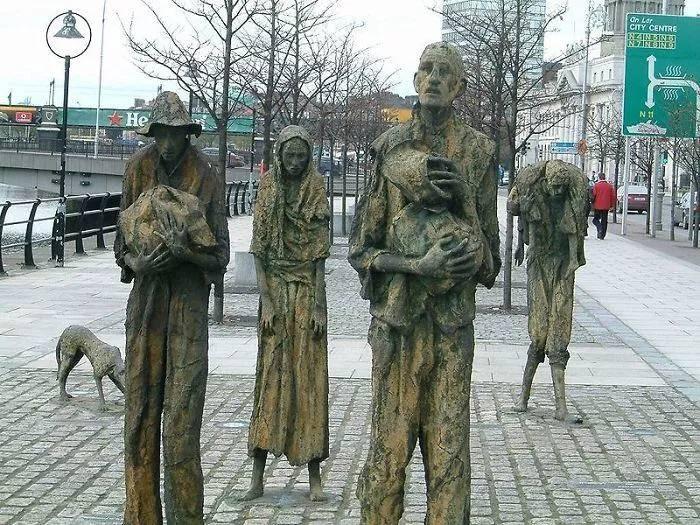 <p>1995 yılında Drogheda kentinin kuruluşunun sekiz yüzüncü yılı sebebiyle yapılan törende, Drogheda belediye başkanı Frank Godfrey tarafından yaptırılan şükran plaketi, bu yardımı ölümsüzleştirmek adına Türk gemicilerin misafir edildiği eski belediye binasının duvarına çakılır.</p>