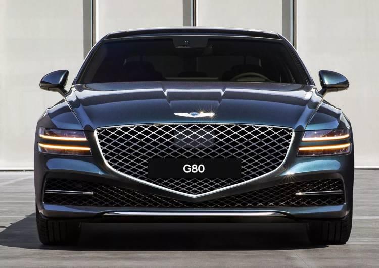 <p>Yeni Genesis G80’in iç mekanı da yüksek kaliteli materyaller, daha modern bir tasarım ve gelişmiş teknoloji kullanılarak güncellenmiş. Kabin genelindeki çift tonlu yapıyı üzerinde barındıran şık direksiyon, gözlük gerektirmeyen <strong>3D teknolojisine sahip 12.3 inç dijital gösterge </strong>ekranı ve konsolun üzerine yerleştirilmiş <strong>14.5 inç bilgi-eğlence ekranı </strong>göze çarpan detaylardan. Bilgi-eğlence sisteminin <strong>OTA güncelleme</strong>, Android Auto ve Apple Car Play desteğine sahip olduğunu da belirtelim.</p>
<p> </p>