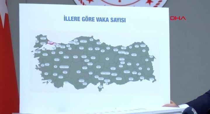 <p>1 Mart’tan sonraki üç hafta içerisinde yurtdışından toplam 372 bin kişinin giriş yaptığı İstanbul’da, 10 bin kişi karantinaya alınırken, geri kalan 360 binden fazla kişiye taahhütname imzalatılarak evlerinden 14 gün çıkmamaları istendi. Ancak bu kurala ne kadar uyulduğu bilinmiyor. Türkiye’de 17 Mart tarihinde ilk Kovid-19 ölüm vakası gerçekleştiğinde, aynı tarihte İstanbul’da 65 yaş üzeri toplu taşıma araçlarını 123 bin kişi kullandı. 65 yaş üstü kişiler, aynı gün, toplu taşıma araçlarına 313 bin biniş gerçekleştirdiler. Uzmanlara göre Mart’ın ilk yarısına kadar gecikmiş önlem ve uyarılar nedeniyle vaka sayısı megakentte 8 bin 852’ye ulaştı.</p>
<p> </p>