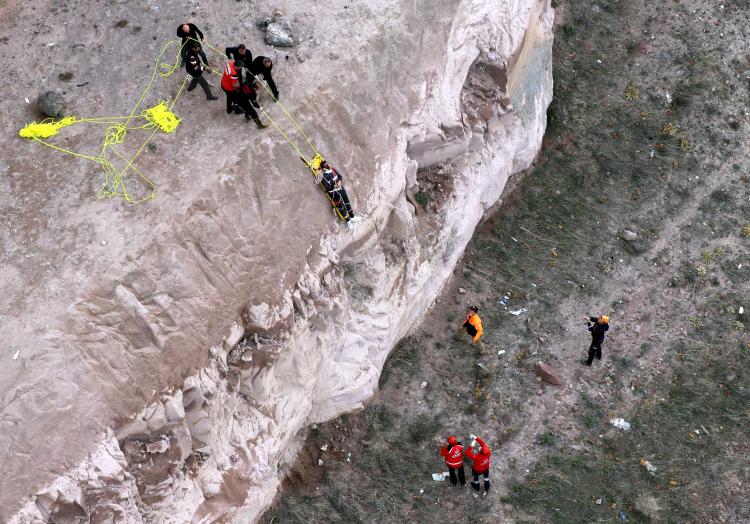 <p>Kayser'de, Derevenk Viyadüğü'nde selfie çekmek isteyen Yunus Vicdanlıer (30), dengesini kaybederek yaklaşık 20 metre yükseklikteki kayalıklardan yuvarlandı. </p>