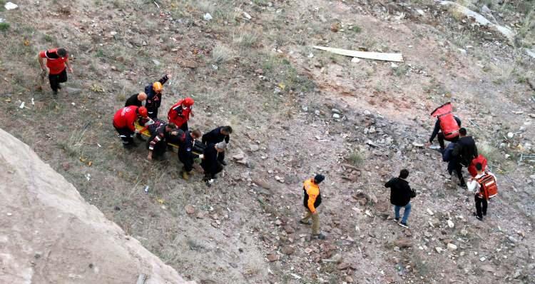 <p>Yaralanan Vicdanlıer, ekiplerin yaklaşık 1,5 saat süren çalışmasıyla kurtarılarak, hastaneye kaldırıldı. </p>