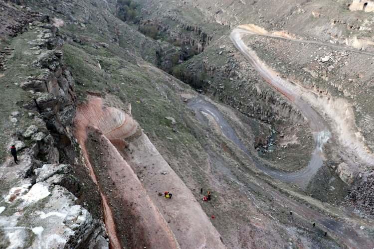 <p>İddiaya göre, Derevenk Vadisi'ni gezen Yunus Vicdanlıer, kayalıkların bulunduğu bölgede selfie çekmek istedi.</p>