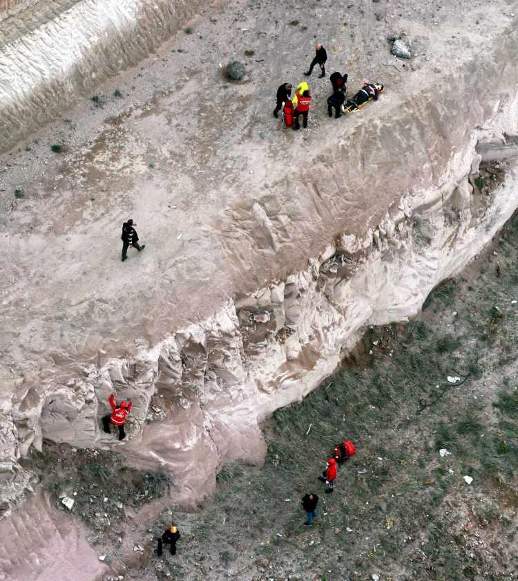 <p>Ekipler ardından yaklaşık 200 metre sedye ile Vicdanlıer'i taşıyarak, ambulansa bindirdi. Erciyes Üniversitesi Tıp Fakültesi'ne kaldırılan gencin, sağlık durumunun iyi olduğu bildirildi.</p>