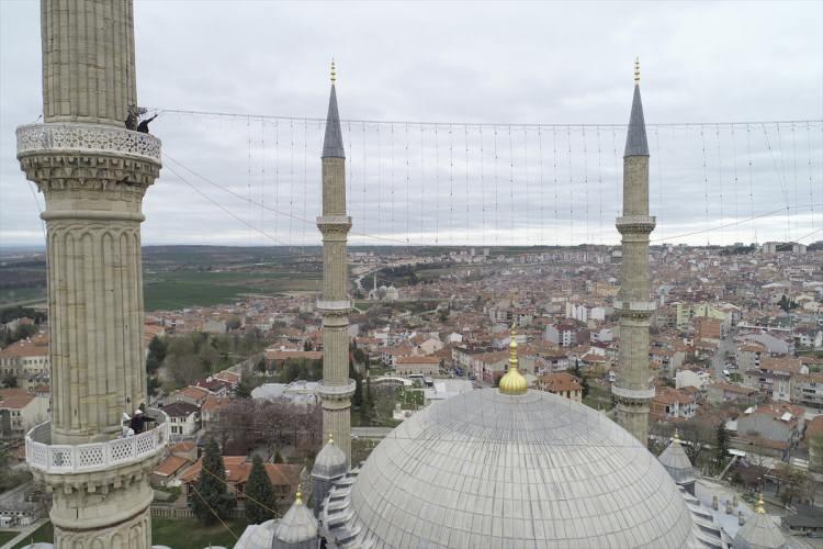 <p>Bugün Edirne'ye gelen mahya ekibi, şiddetli rüzgara rağmen mahyayı Selimiye Camisi'nin minareleri arasına astı.</p>

<p> </p>
