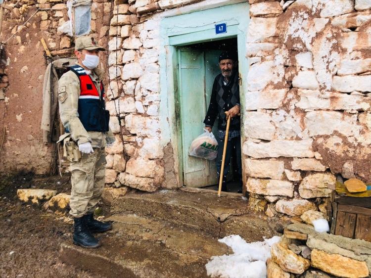 <p>Jandarma görevlilerine ekim zamanı geldiğini söyleyen yaşlı kişi de tarlasını sürmek istediğini ifade etti.</p>
<p>Bu kişiden sağlığı için evden çıkmamasını isteyen jandarma görevlileri, tarlayı kendilerinin sürebileceğini söyledi.</p>
