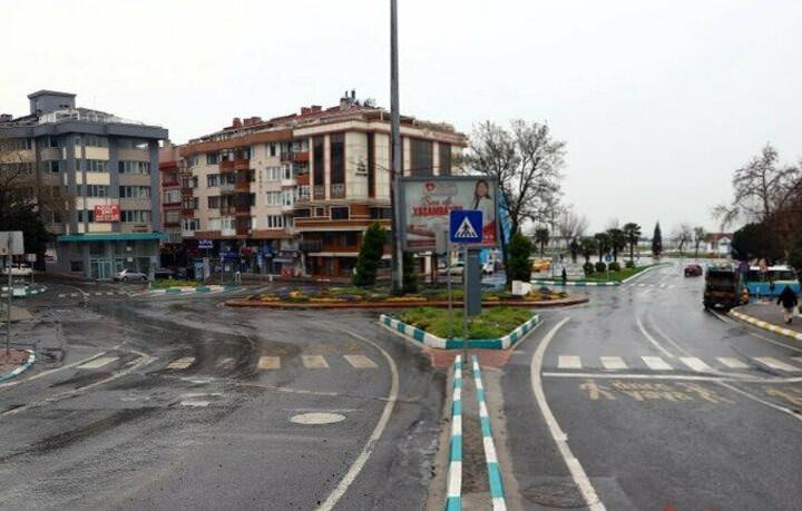 <p>Tekirdağ'da, saat 00.00'dan itibaren özel araçlarla giriş-çıkış yasağı uygulanmaya başlamasının ardından il girişinde jandarma ve polisin uygulaması sürüyor.</p>

