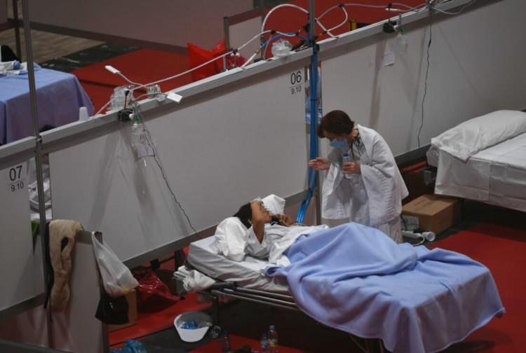 <p>Vaka sayısında 126 bin 168 ile İtalya'yı geçen İspanya'da hastanelerin kapasitelerinin dolması nedeniyle pek çok kültür merkezi ve kapalı spor salonu da koronavirüs merkezine dönüştürüldü.</p>
<p> </p>