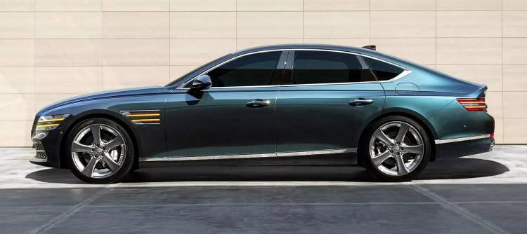 <p>Yeni Genesis G80’in uzunluğu <strong>4995 mm</strong>, genişliği <strong>1925 mm</strong>, yüksekliği ise <strong>1465 mm </strong>olarak ölçülüyor. Kıyaslayacak olursak selefine göre 5 mm daha uzun, 36 mm daha geniş ve 15 mm daha alçak bir gövdeye sahip olduğunu söyleyebiliriz. Bir önceki modelin <strong>3010 mm’lik aks mesafesi </strong>ise değişmeden yeni Genesis G80’e aktarılmış.</p>