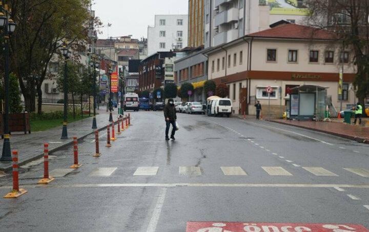 <p>İzin belgesi olmayan sürücüler, geri çevreliyor, belgeleri olanların ise geçişleri sağlanıyor.</p>