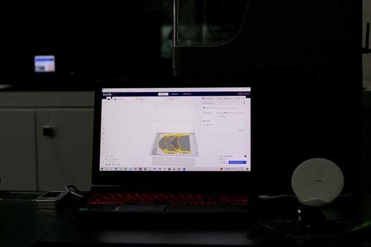 <p>Samsun Teknopark Prototip Atölye Sorumlusu Hakan Demir, AA muhabirine, üç boyutlu yazıcılarıyla gece gündüz üretim yapıp sağlık görevlileri için çalıştıklarını söyledi.</p>
<p> </p>
