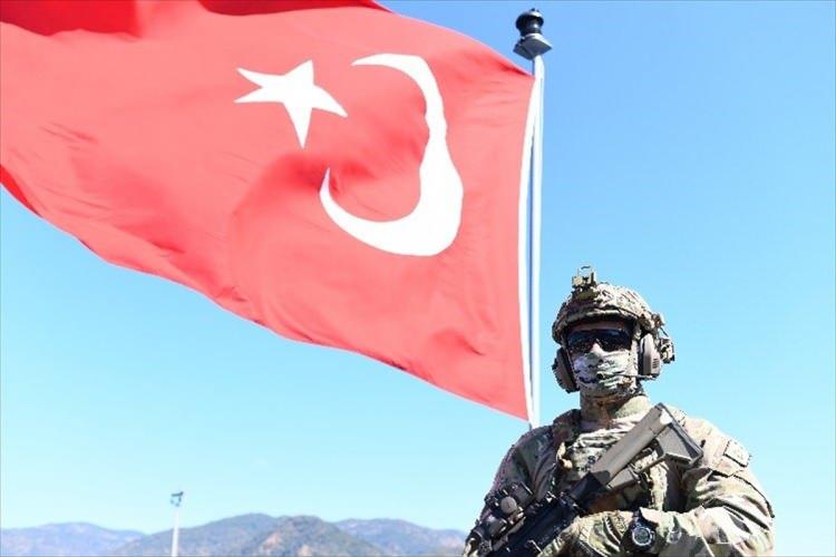 <p>Fırkateyn, hücumbot, korvet ve denizaltılar için alınan tedbirlerin yanı sıra SAT ve SAS komandoları, amfibi gemileri ve amfibi taburları, uçak ve helikopter pilot ve bakım personeline de hijyenik ve sağlıklı koşulların oluşturulması ve korunması için karantina uygulanıyor. </p>
<p> </p>