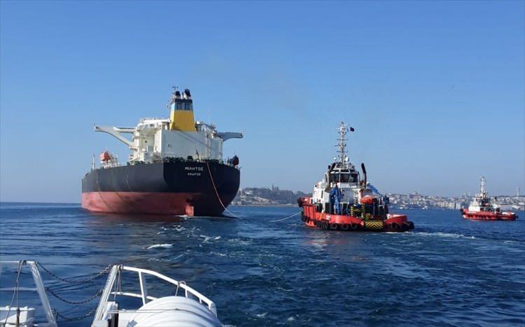 <p>İstanbul Boğazı'nda makina arızası yapan Yunan bandıralı "Militos" adlı tanker, Kıyı Emniyeti Genel Müdürlüğü'ne bağlı römorkörler tarafından kurtarılarak güvenli bölgeye çekildi.</p>