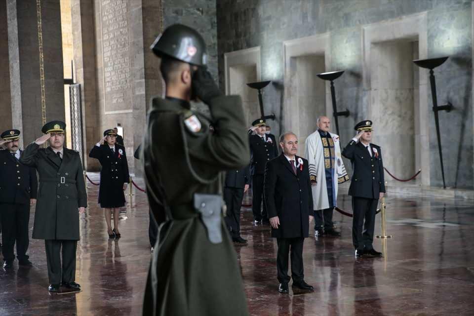 <p><em>Beraberindeki heyetle Misak-ı Milli Kulesi'ne geçen Aktaş, burada Anıtkabir Özel Defteri'ne şunları yazdı:</em></p>
<p>"Aziz Atatürk; devletinin emrinde ve milletinin hizmetinde olan Türk Polis Teşkilatı'nın 175'inci kuruluş yıl dönümü münasebetiyle her daim göreve hazır mesai arkadaşlarımla manevi huzurunuzda bulunmaktan büyük onur duyuyor, aziz hatıranız önünde saygıyla eğiliyoruz.</p>