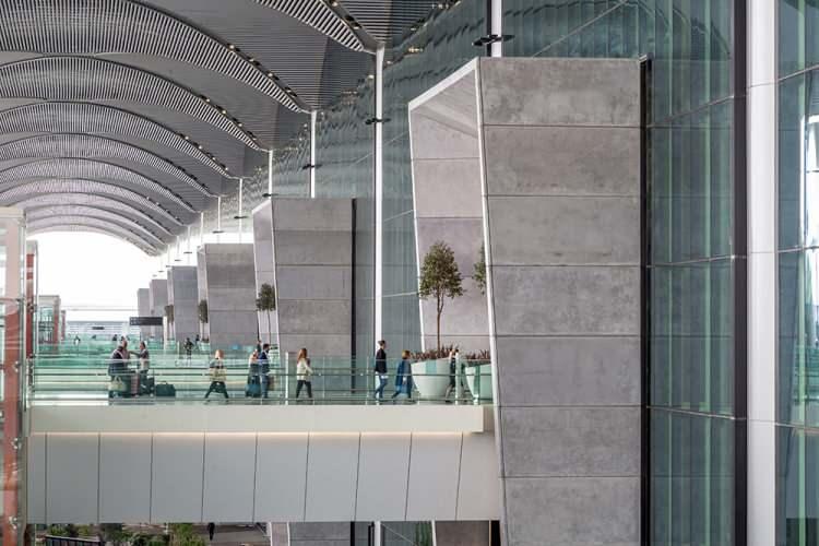 <p>İstanbul Havalimanı’nda yolcu ve uçuş sayıları bakımından eskisinden daha yoğun dönemler göreceğiz. Henüz ilk yılımızda yakaladığımız başarılarla havacılık sektöründe Türkiye’nin de söz hakkı olduğunu tüm dünyaya kanıtladık. </p>
