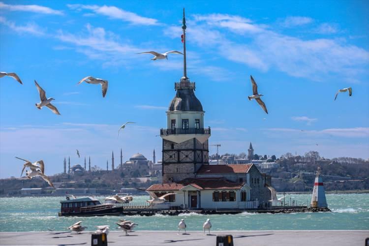<p>Dünyanın en kalabalık şehirlerinden olan, tarihi ve turistlik mekanlarıyla milyonları ağırlayan İstanbul'da Kız Kulesi çevresinin yeni tip koronavirüs (Kovid-19) salgınını önleme çalışmaları kapsamında alınan kararlara uyulmasıyla boş olduğu görüldü. </p>

<p> </p>
