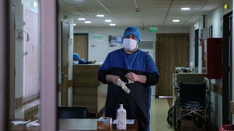 <p>İstanbul'da koronavirüse yakalanmalarının ardından tedavileri tamamlanan hastalar, alkışlar eşliğinde hastaneden uğurlanıyor.</p>

<p> </p>
