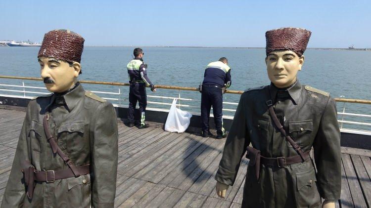 <p>Polis memurları Uğur Kurt ve Savaş Ertekin, daha sonra Atatürk ve silah arkadaşlarının balmumu heykellerinin bulunduğu Tütün İskelesi'ne giderek, sahildeki martılara da ekmek attılar.</p>