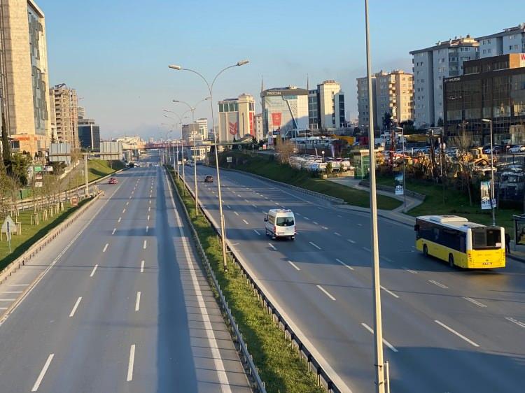 <p>Kadıköy D-100 Karayolu  Göztepe mevkii Ankara istikametinde durakta aralarında sağlık çalışanlarının da bulunduğu bazı vatandaşlar  işlerine gitmek için otobüs bekledi.</p>
