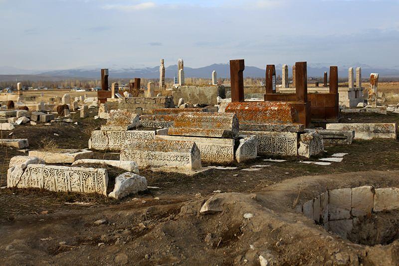 <p>Van Gölü çevresinde Ahlat Meydan Mezarlığı dışında bu mezar taşlarının korunmasına ve değerlendirilmesine yönelik son yıllarda bir çalışma olmadığını görüyoruz.</p>