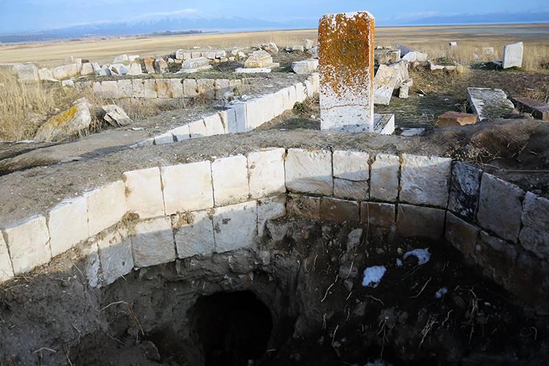 <div><strong>“Define avcıları, ortaya çıkarılan yapı kalıntılarını tahrip etti”</strong></div>
<div>Mezarlığın daha sonraki dönmeden günümüze kadar atıl bir vaziyette kaldığını hatırlatan Top, “Buranın korunmasıyla ilgili iki sorun karşımıza çıktı. Zaman zaman bu bölgeye giderken bunları görüyoruz.</div>